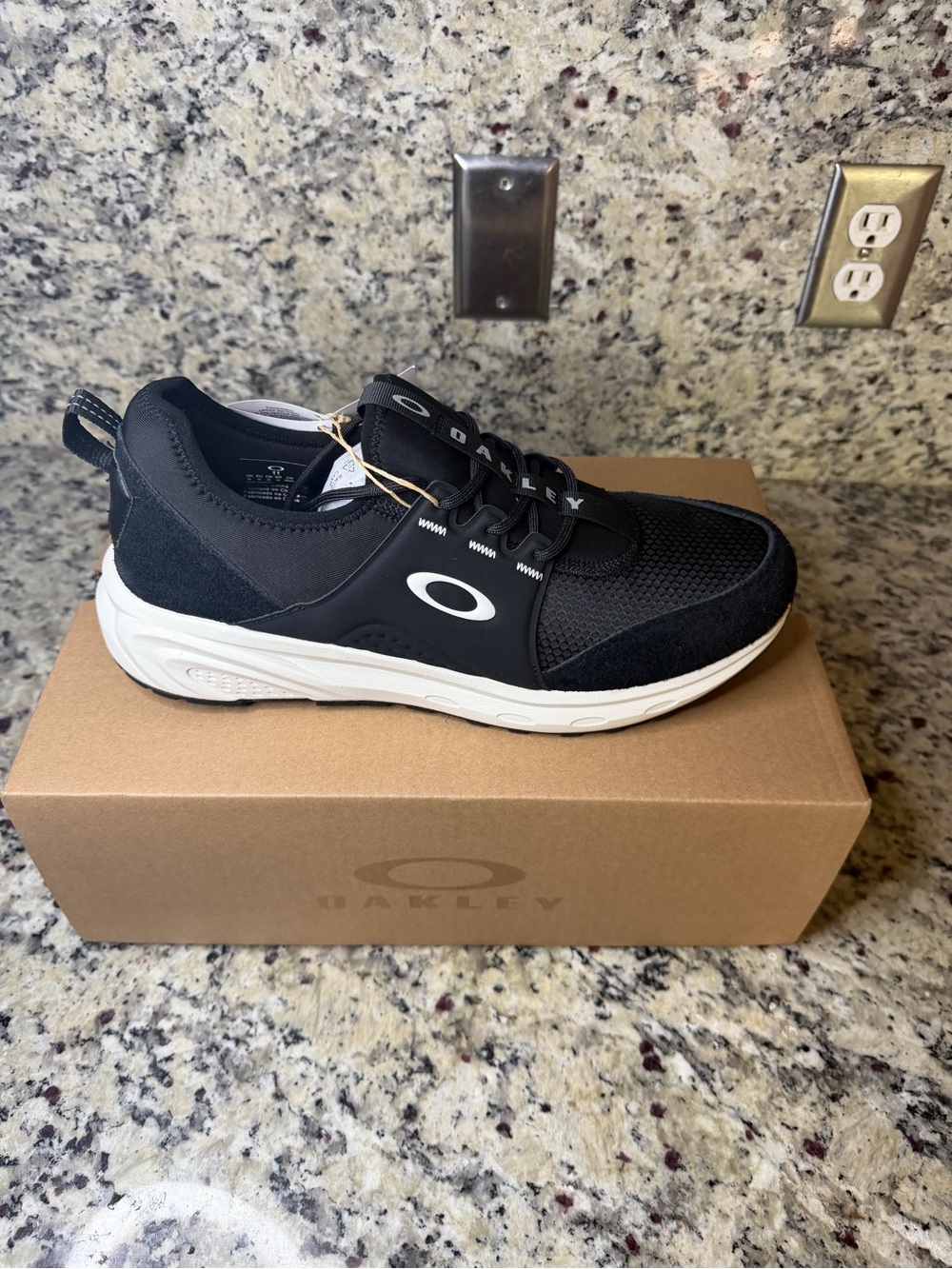 Oakley Black and White Men's Lightweight Sneaker